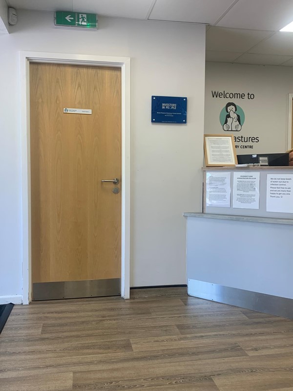 Reception desk and dorr