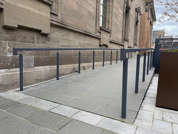 Image of the ramp leading to the entrance to the museum.