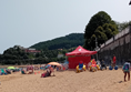 Beach wheelchair station on Isuntza beach in Leketio. At the bottom of the wall on the right is a sturdy boardwalk and runs all the way along the beach, and at the top of the wall is the accessible shady terrace where you can look out over the beach and the bay.