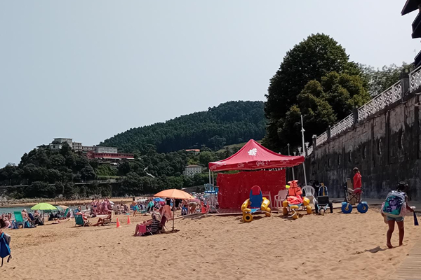 Beach wheelchair station on Isuntza beach in Leketio. At the bottom of the wall on the right is a sturdy boardwalk and runs all the way along the beach, and at the top of the wall is the accessible shady terrace where you can look out over the beach and the bay.
