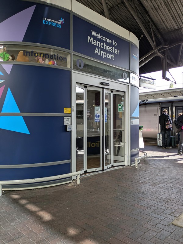 Image of the passenger assistance booth on platform 3b. Exterior image showing a blue shop front.