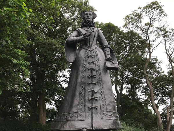 Mary Queen of Scots statue.