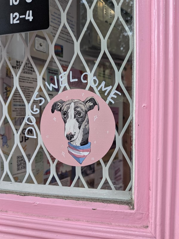image of dogs welcome sticker on the door