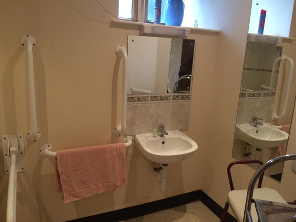 Stoke Court Farm accommodation - Accessible bathroom