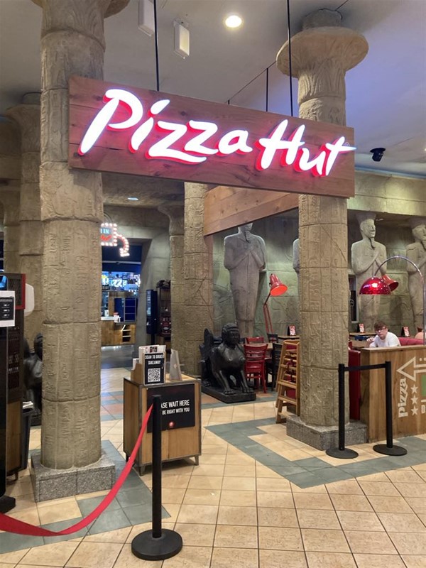 Image of a sign for Pizza Hut