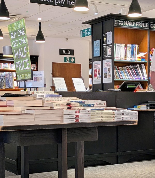 Image of counter to pay on the upper floor