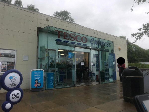 Image of the entrance to Tesco Extra.
