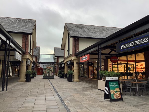Retail outlet buildings