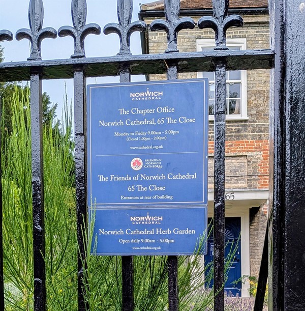 Image of the signage about the opening hours of the garden