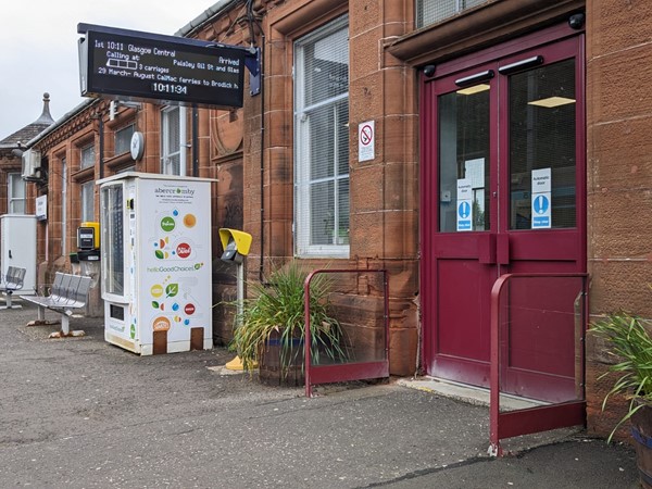 Image of the automatic doors leading into the train station.