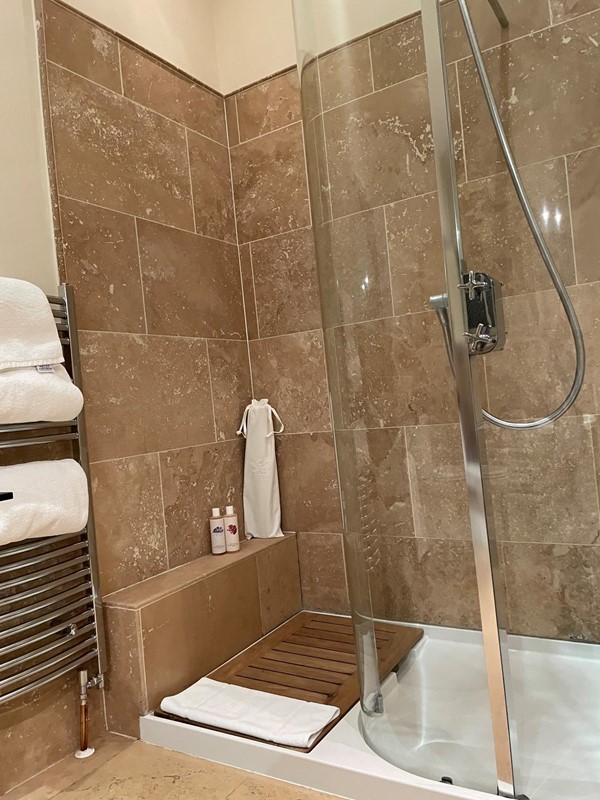 Daisy ensuite shower