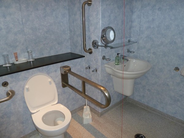 Easy access to toilet from left or right with movable rest on right