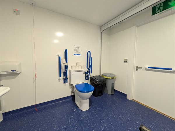 image of contrasting toilet seat in the Changing Places toilet
