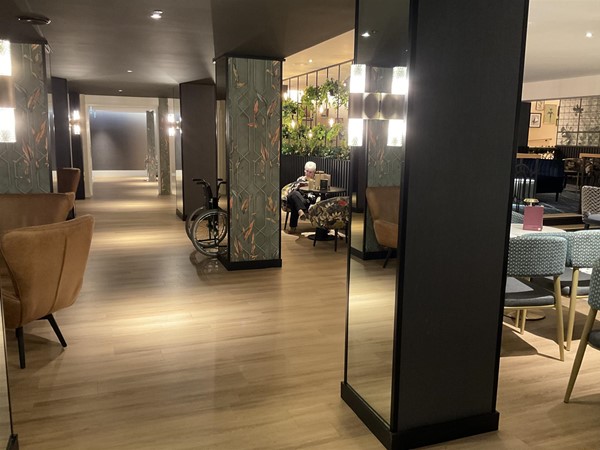 Image of a room with pillars