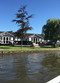 Riverside Lodge - King Line Cottages