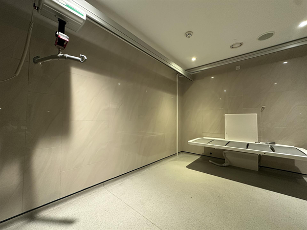 Image of ceiling hoist and height-adjustable bench