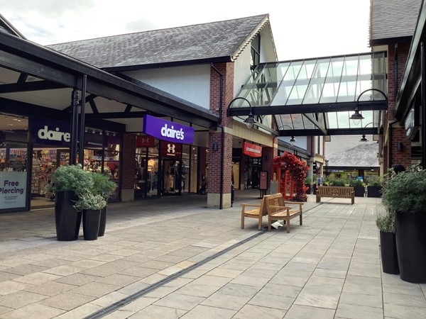 Retail outlet buildings