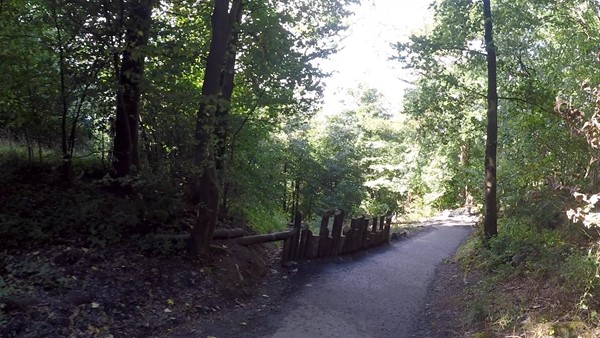 The walkway from the Monument to the Visitor Centre