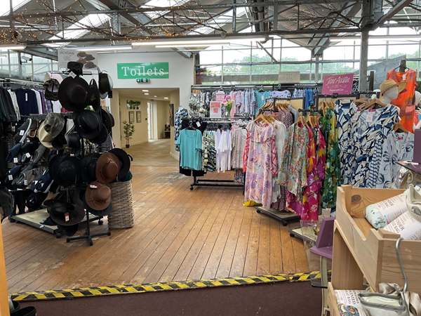 Picture of the shop and save the garden centr