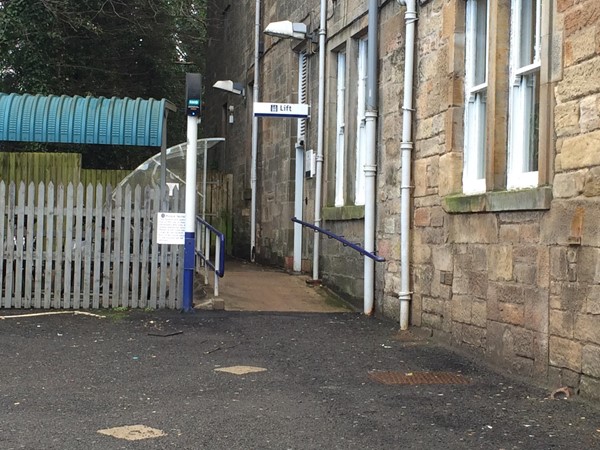 Lift access to platform 1.