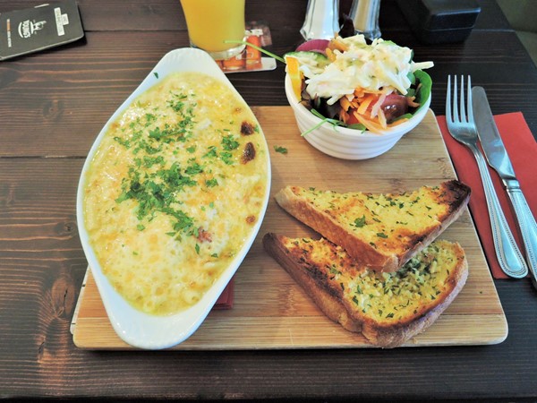 Macaroni cheese,  garlic bread and salad