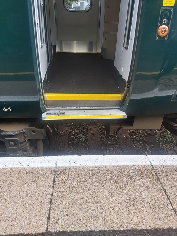 Picture of the gap between the platform and the train