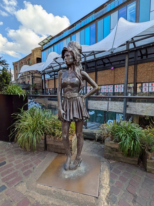 Image of statue of Amy Winehouse