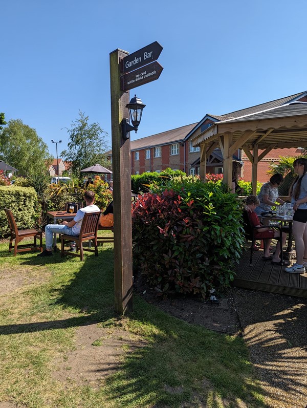 Sign to the garden bar