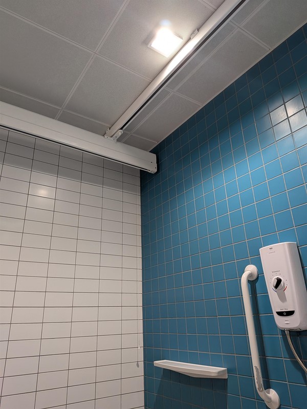 image of the ceiling hoist track and colostomy shelf
