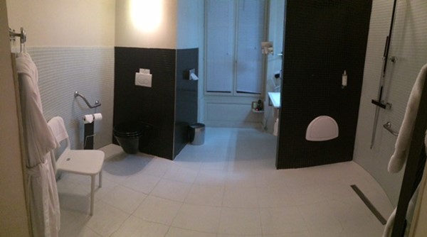 Large bathroom with wetroom