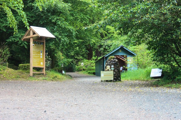 Entrance from car park into woodland walks