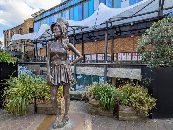 Image of statue of Amy Winehouse