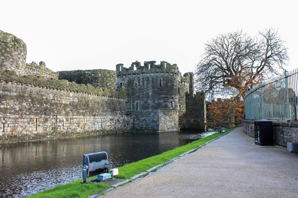 Path from shop to bridge.