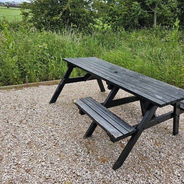 Image of a picnick bench