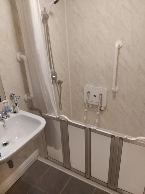 Easy access en suite shower