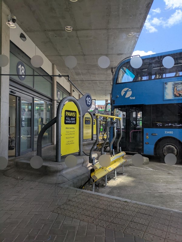 Image of blue bus at stance 17