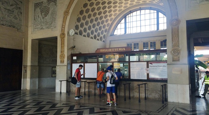 Piramide Metro Station