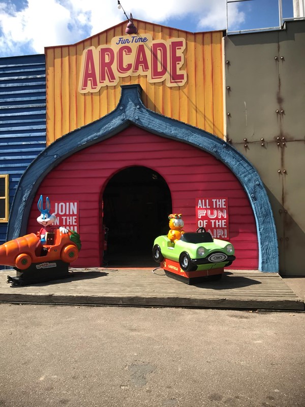 The arcade with a high step.