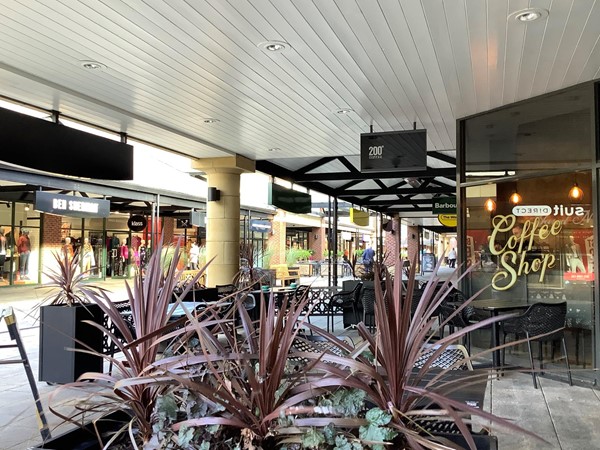 Retail outlet buildings