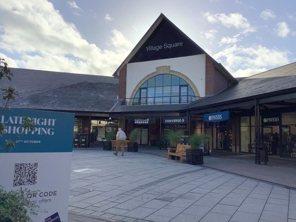 Retail outlet buildings
