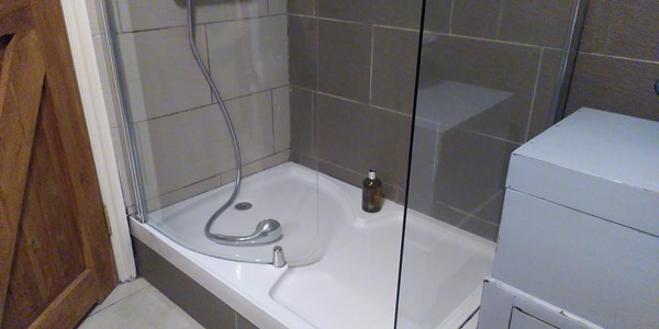 The shower in the downstairs en-suite bathroom. None of the glass parts move, which makes it a bit awkward to use if you cannot stand.