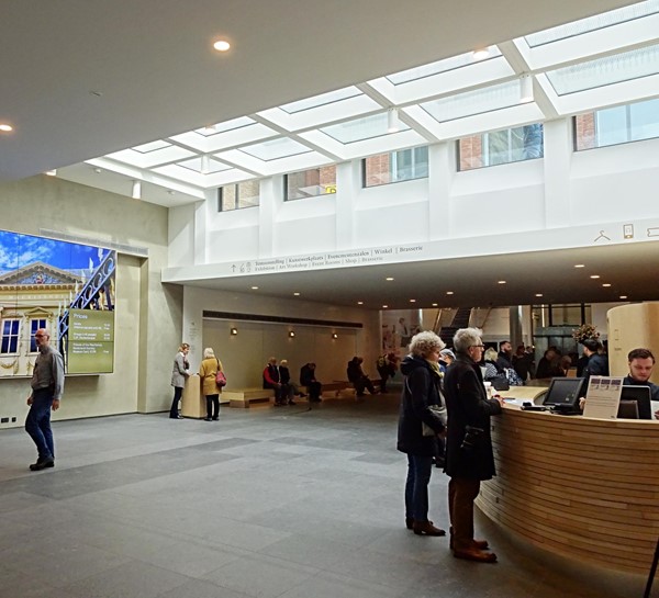 The foyer beneath the courtyard