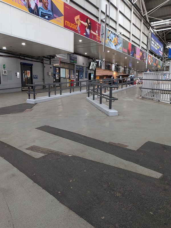 image of the ramp from platform 0/1 to the exit