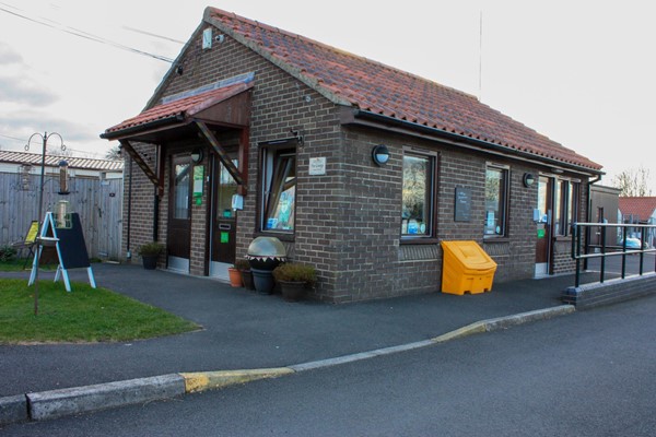 Reception and information rooms. Level entry and dropped kerbs