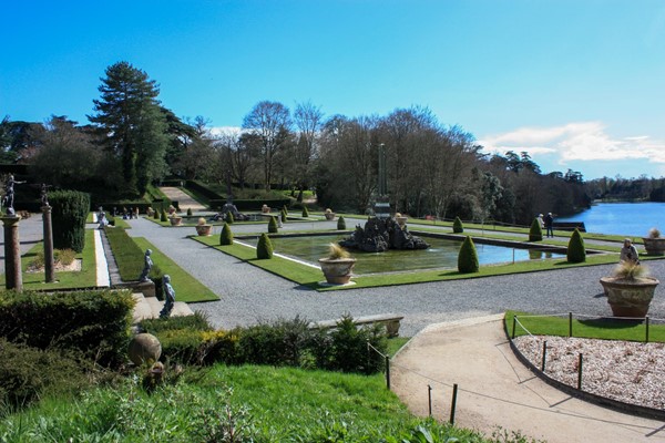 Accessible entrance to gardens with loose gravel surface but only a slight incline.