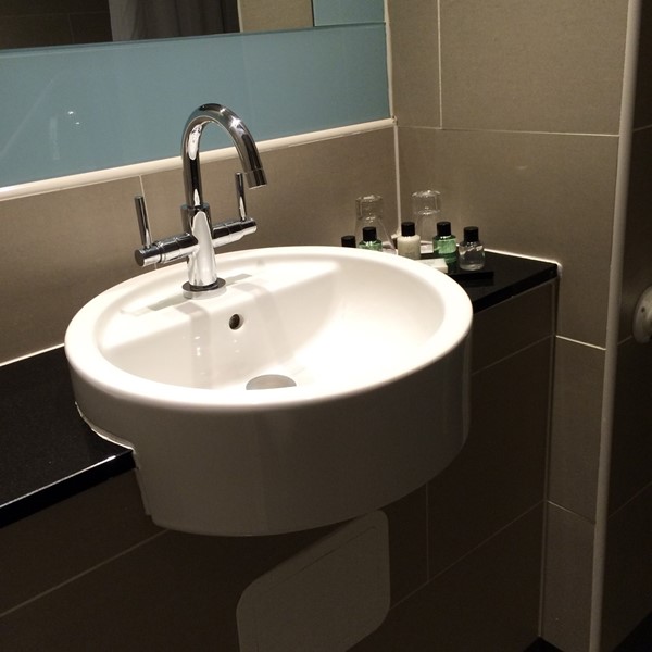 Combined wet room and bathroom