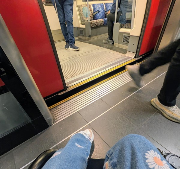 Image of boarding a Jubilee line train