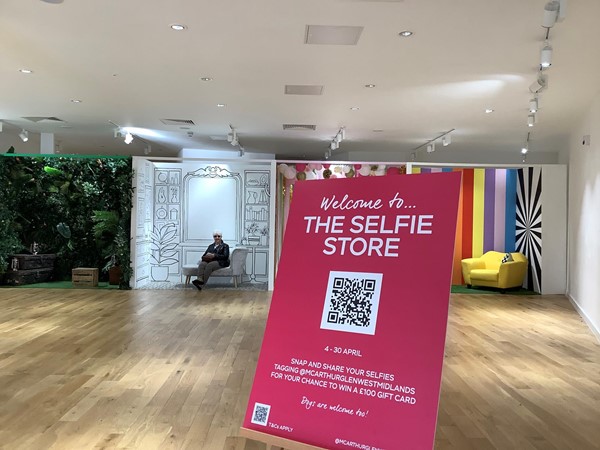 Picture of a selfie store sign