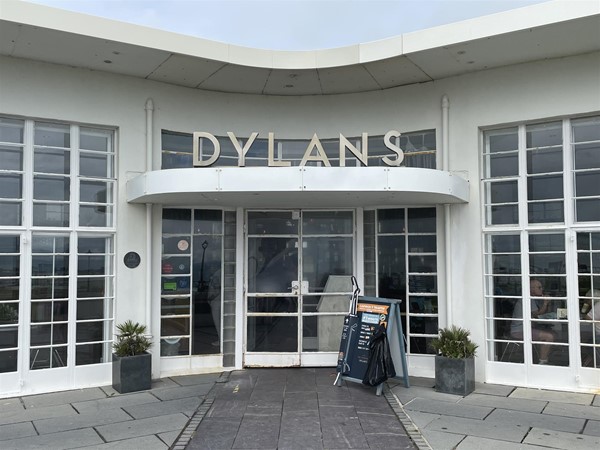 Image of Dyaln's Restaurant entrance