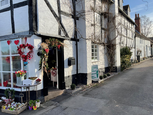 Picture of a cottage on the main road